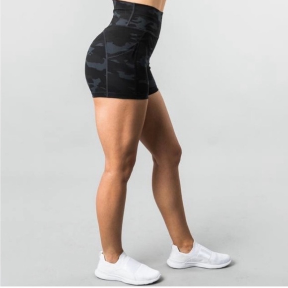 Alphalete surface black Camo shorts and keyhole bra - Picture 3 of 4